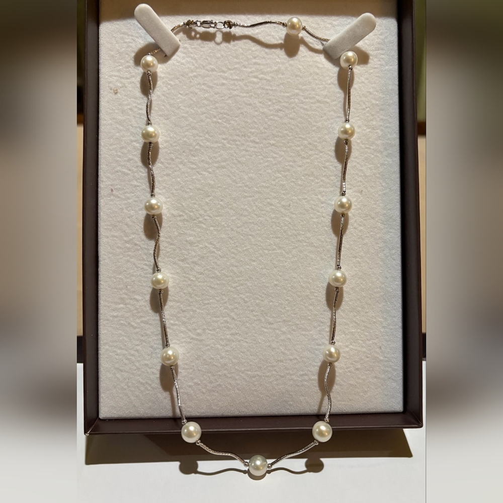 A Silver Pearl Necklacez
